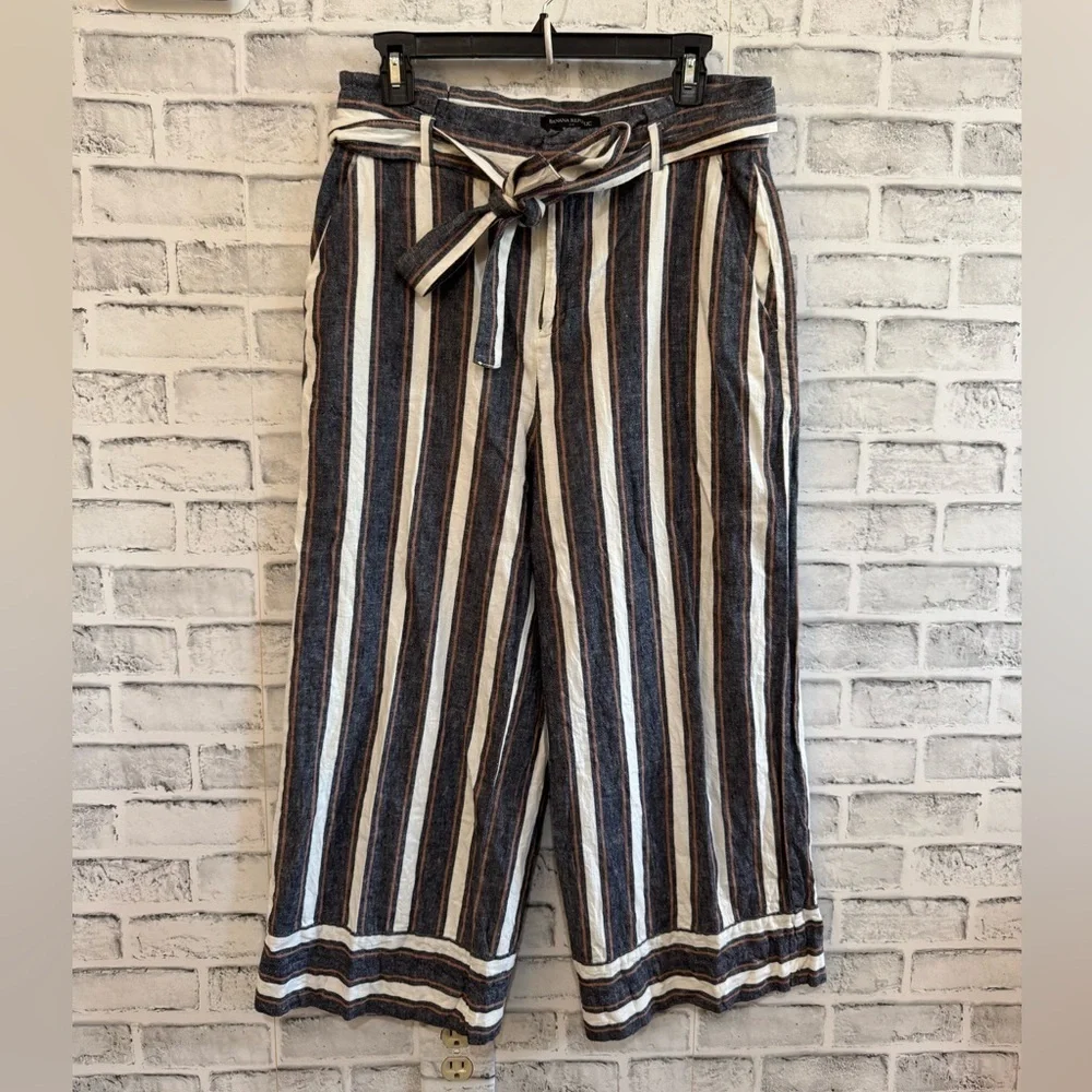 Women’s Banana Republic blue/cream stripe Blake crop linen blend pants 10